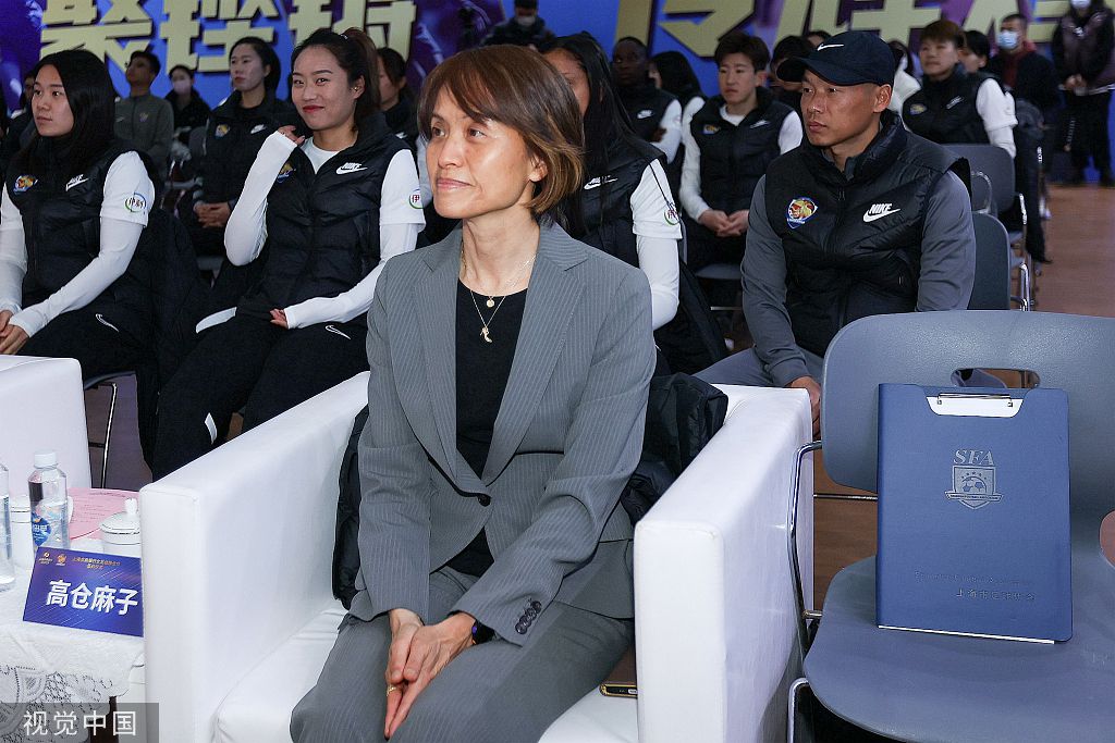 他还以为我太傻，一直蒙在鼓里，于是，在台前幕后拿他逗乐就变得更加有趣了。